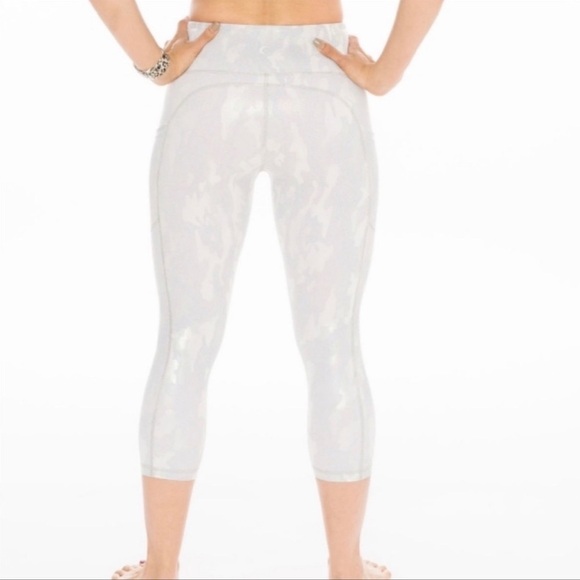 Zyia Womens Silver Metallic Camo Pocket Light n Tight Capri Leggings Size 6-8 - Picture 3 of 13